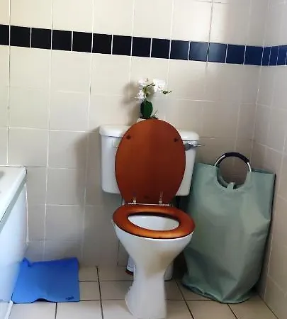 Joanna's , Key Locker By Whatsapp Own Entrance, Own Bathroom ヨール